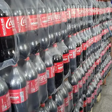 Fardos de Coca-Cola 2 litros no estoque